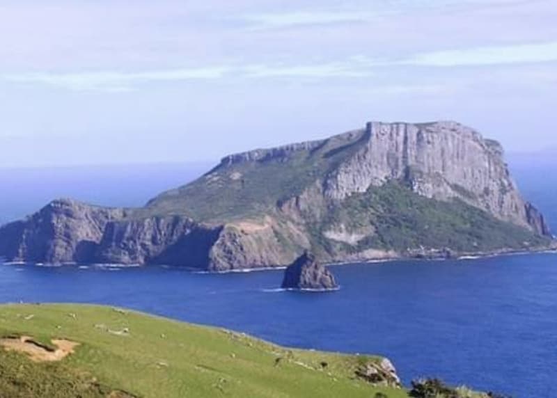 Îles Pitcairn (UK, 47 km², Océan Pacifique, 5500 km à l’ouest du Pérou et 2300 km à l’est de Tahiti)